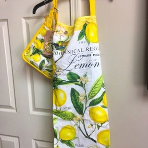 NWT, Beautiful lemon apron and matching pot holder set